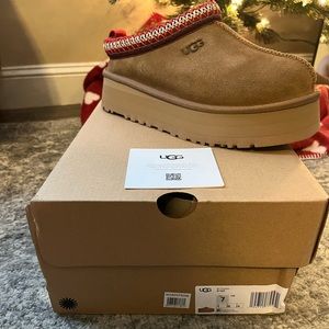 Ugg, size 7, platform tazz slipper, tan